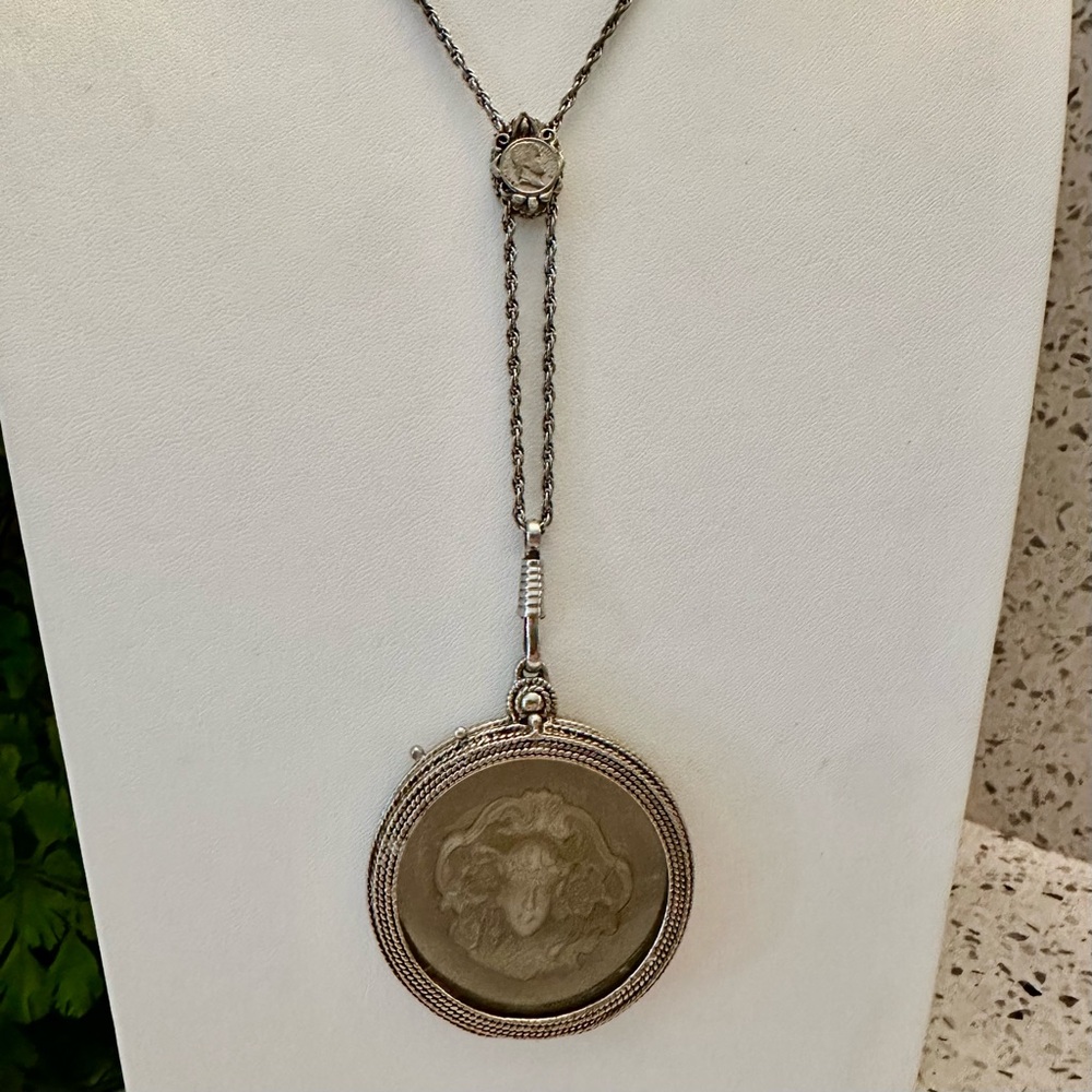 Vintage locket pendant necklace in silver tone - Picture 2 of 13